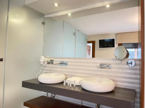 Gav Luxury, Ronda